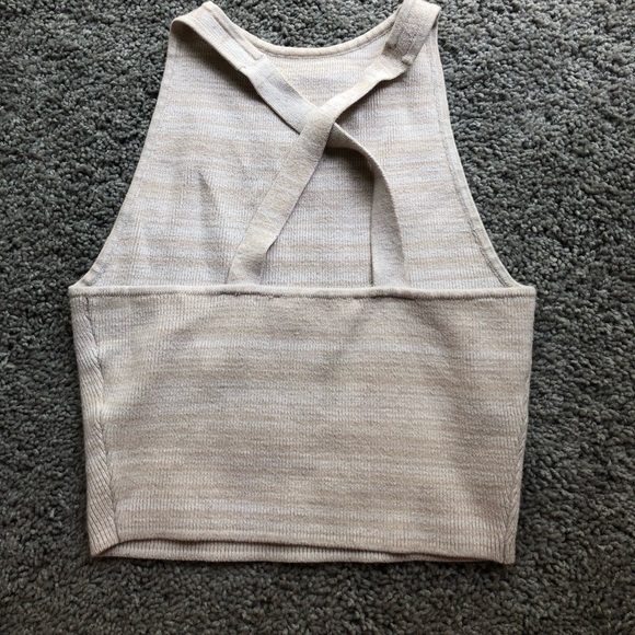 SUPER CUTE hollister crop top - Picture 2 of 3